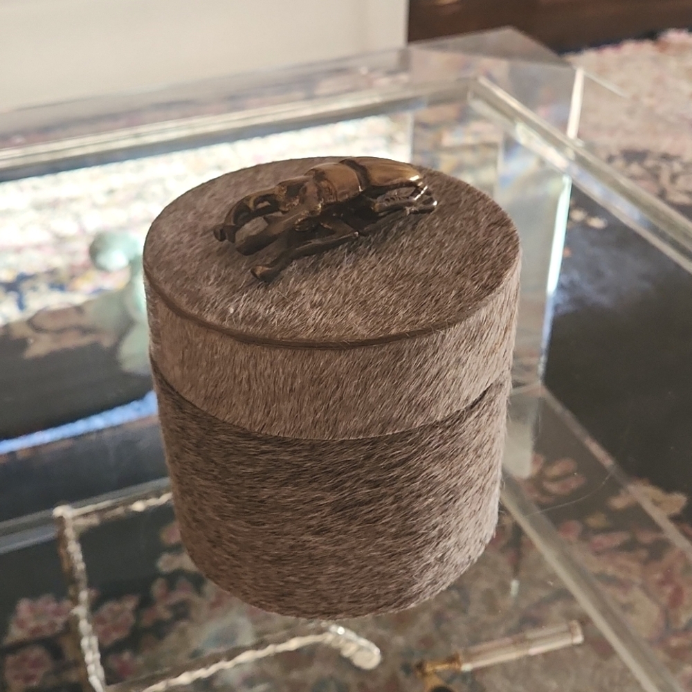 NWT Arterios Grey fur round box
